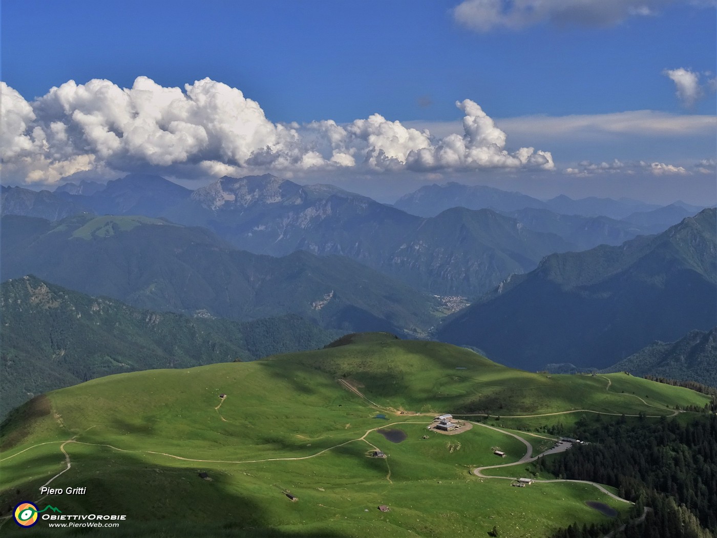 65 Dal Monte Avaro (2080 m) i PIani (1700 m) ed oltre.JPG